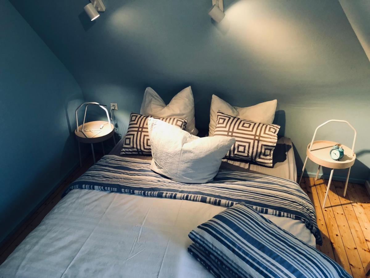 Blaues Zimmer Mit Grossem Balkon, Bad Ist Ein Traum, 50 Schritte Zum Radweg Am Main,Ideal For Short Stay Mainstockheim Luaran gambar