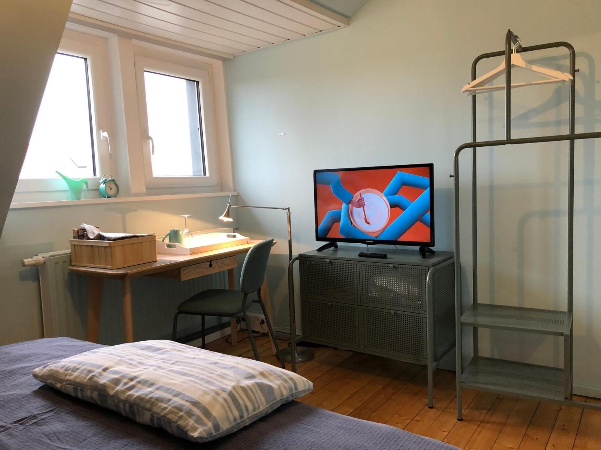 Blaues Zimmer Mit Grossem Balkon, Bad Ist Ein Traum, 50 Schritte Zum Radweg Am Main,Ideal For Short Stay Mainstockheim Luaran gambar